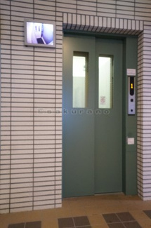 【その他共用部分】 | IZOU（イゾウ） | 1階エレベーターの左側、天井に近い位置に防犯モニターがあります。