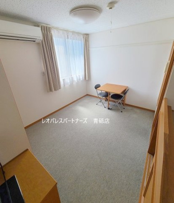 【居間・リビング】 | サツキ  | 1階はフローリング、2階以上はカーペットタイプとなります。
１階は掃き出し窓、２階は腰窓になります。