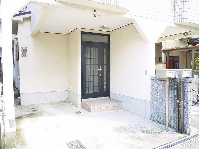 楠木テラスハウスの駐車場|駐車スペースもついてます。