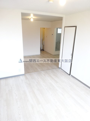 【居間・リビング】 | クレスト・シティー・ビュー｜３ＤＫ→２ＬＤＫに大改装！│