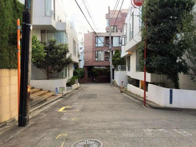 【周辺】 | ビラ・セレーナ(月極駐車場) | スッキリとした道路