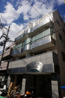 【外観】 | ちょっと変わったバルコニーが目を引く外観
