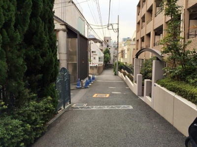 【周辺】 | ル・フェール南青山 | 前面道路