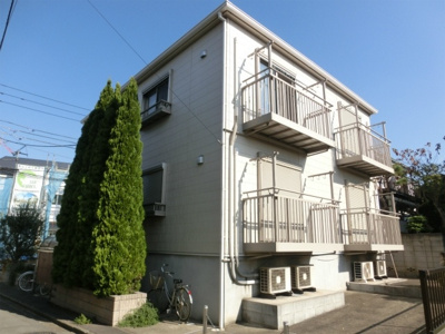 【外観】 | olive | olive　木造２階建　1階ですが自転車1台分くらいあがったところにバルコニーがあります