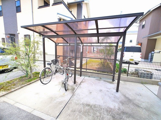 グランディール　サリシェのその他共用部分|ゆったりとした駐輪スペース。