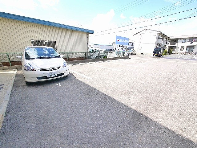 グランディール　サリシェの駐車場|敷地内駐車場も完備。