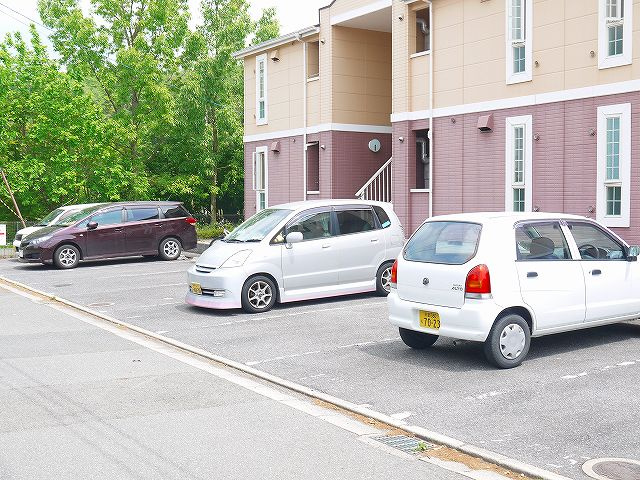 コーポリバーサイドの駐車場