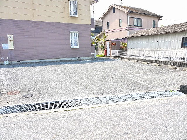 サンモール宮ノ内の駐車場
