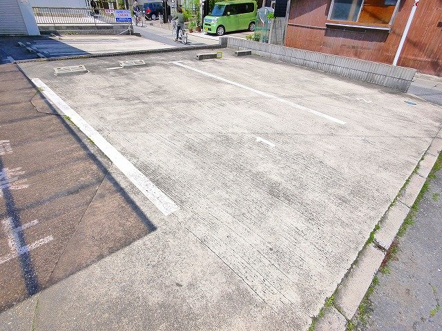 南都ハイツ黒の駐車場|キレイな共有スペース