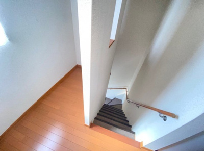 【玄関】 | 春望  | 階段脇の収納スペース