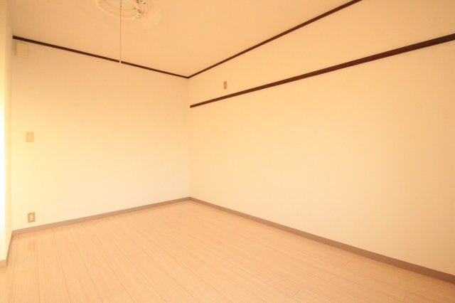 スカイコーポ加藤( 近畿大学 一人暮らし )の洋室|広々8帖　フローリング