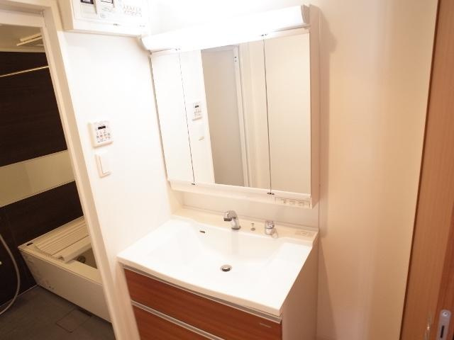 エコルクス地行の独立洗面台|エコルクス地行（2ＬＤＫ）　洗面台
写真は別号室タイプです