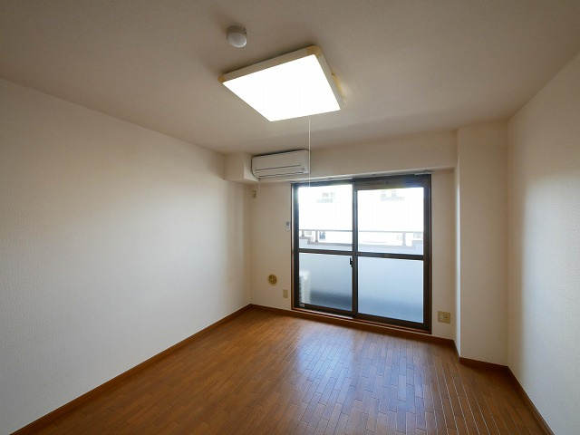 ブランドール佐保川の洋室