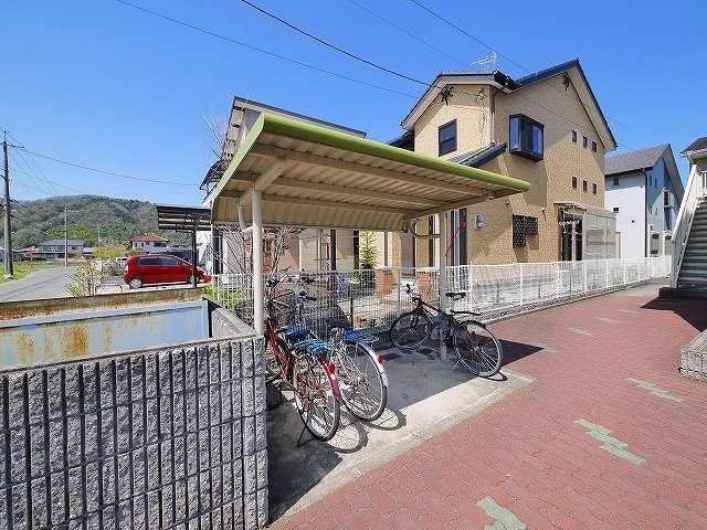 サンハイツ加茂Ｂの駐車場
