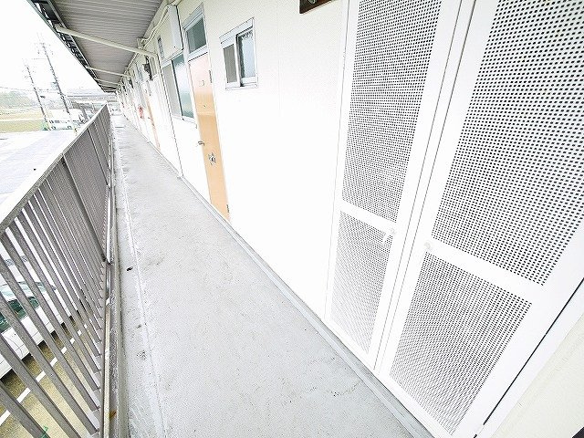 コーポ北之庄Aのその他共用部分|明るい共用廊下です。