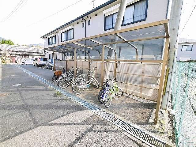 ハイツ松尾Bのその他共用部分|ゆったりとした駐輪スペース