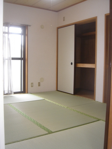 ハイツリベルテの和室|収納豊富な和室