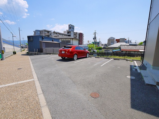 エミネンス（尼辻北町）の駐車場|車をお持ちの方に嬉しい駐車場付きの物件です