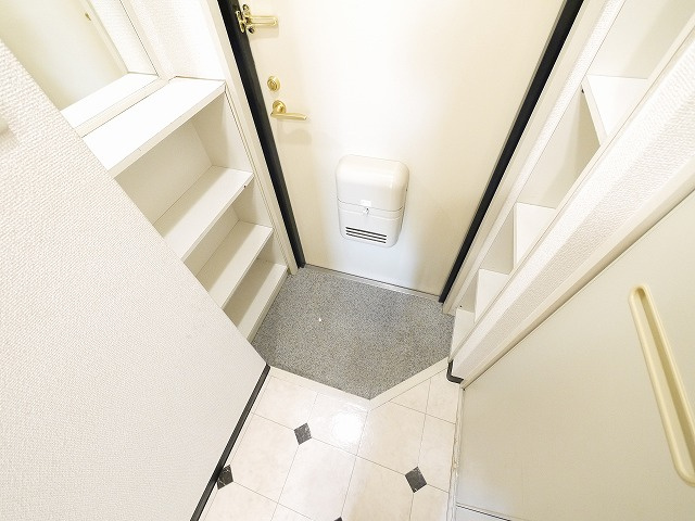 シティパレス川之上町の玄関|明るい玄関です