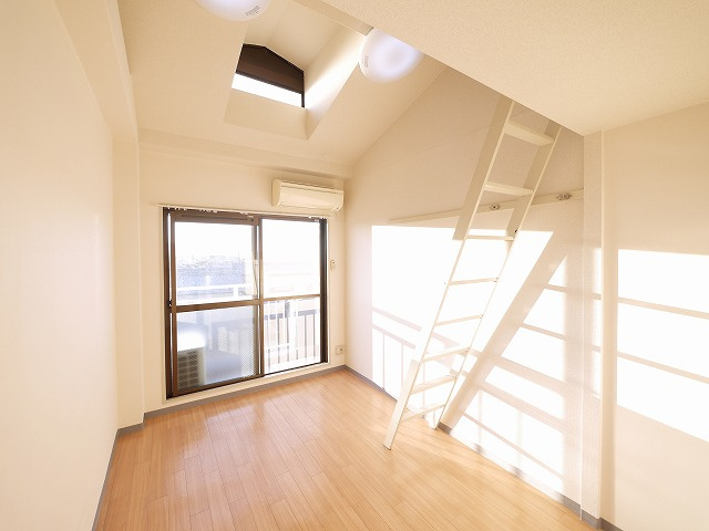 シティパレス川之上町の洋室|使い勝手のいい洋室です