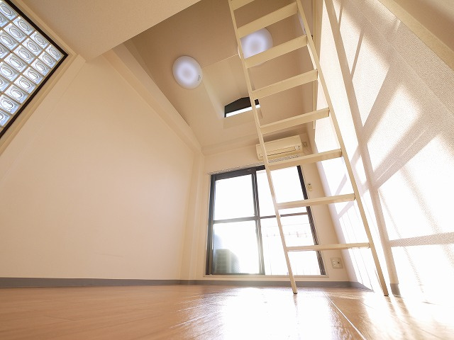 シティパレス川之上町の洋室|明るい洋室です