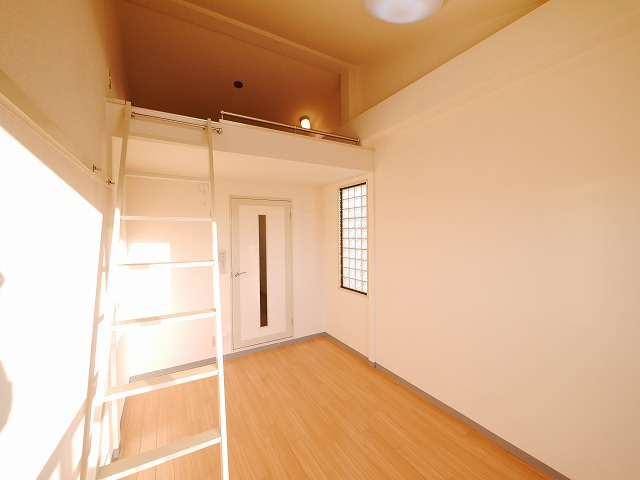 シティパレス川之上町の居間・リビング|ゆったりとした居間です