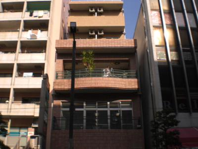 【外観】 | ヤマキチ館 | ヤマキチ館　鉄筋コンクリート造7階建て　タイル張りの個性的な外観です