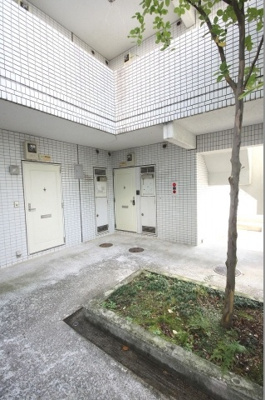 【その他共用部分】 | グレイスパーク小机 | 共用部の廊下です♪植栽があり、良い雰囲気です♪