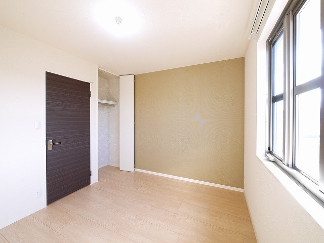 グランシャリオ瑠璃の寝室|広くて明るい寝室