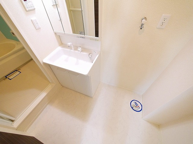 グランシャリオ瑠璃の独立洗面台|スペースが確保できる洗面所です