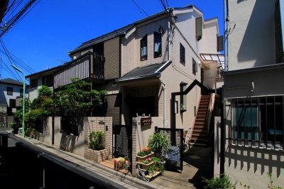 【外観】 | ルネカトレア | 閑静な住宅街に立地する日当たり良好な物件です。