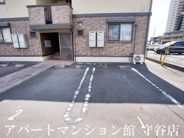 アプローズスクエアBの駐車場