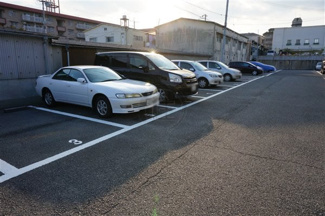 【駐車場】 | 広い平面駐車場