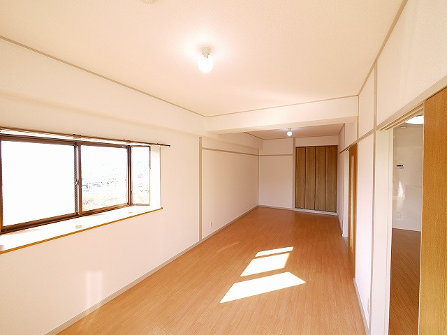 メゾン佐保Aの洋室|明るい洋室です