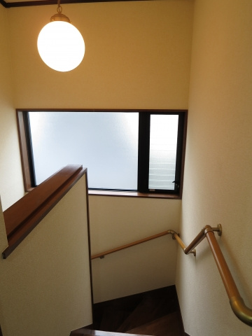 狭山ヶ丘2丁目貸家のその他|階段にも窓