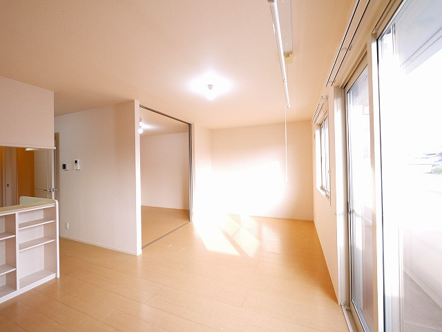 ヴィクトワール（神殿町）の居間・リビング|こちらのリビングで趣味の時間をお楽しみください