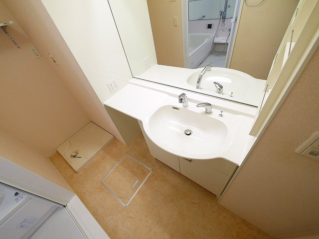 ヴィクトワール（神殿町）の洗面所|明るい洗面所です