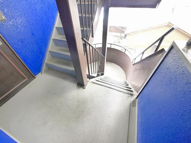 CASA天理のエントランス|共用階段