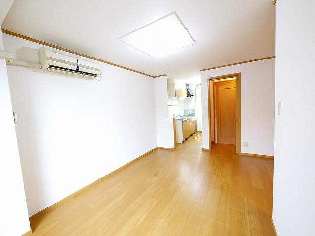 クアトロ　ヴィータの居間・リビング|こちらのリビングで趣味の時間をお楽しみください