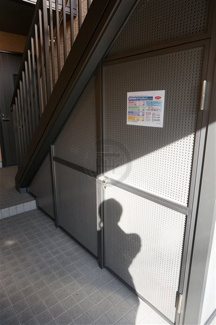 【その他共用部分】 | 階段下扉付きゴミ置き場