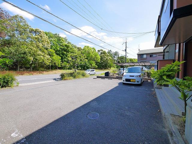 グリーンヒルズ朱雀の駐車場|駐車場に車を止められます