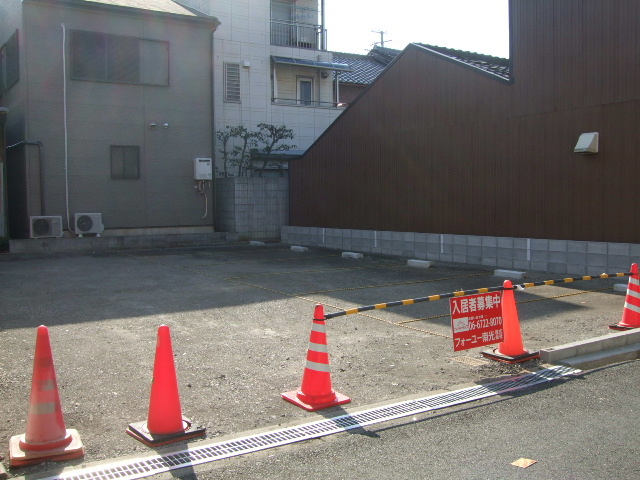 西上小阪モータープールの外観