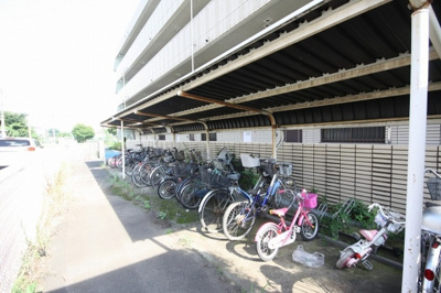 【その他共用部分】 | サンコーポ岩野 | 屋根付きの駐輪場です♪