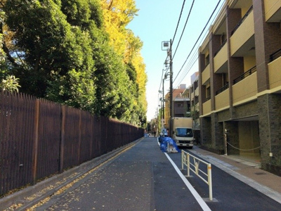 【周辺】 | リビオ新宿御苑 | 新宿御苑に面した前面道路