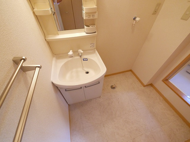 クレストタウンの洗面所|ゆったりとスペースのある洗面所
