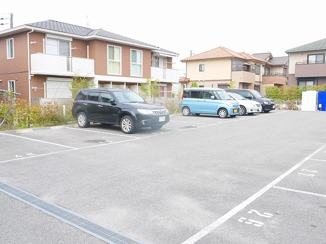 ラフィネ梅美台の駐車場