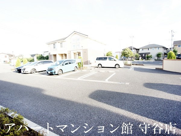 リシェコリーヌBの駐車場