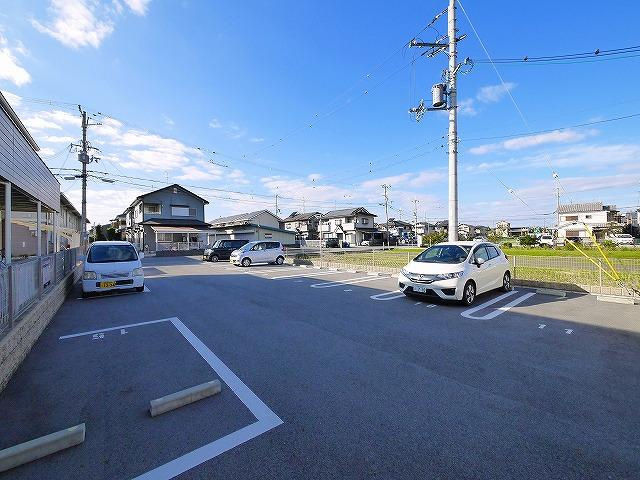 オートルフォワ・パレの駐車場|広いのでお車も止めやすいです