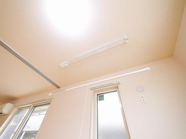 オートルフォワ・パレの設備|室内物干しは使わないときは天井に収納できます