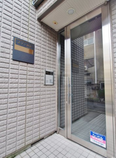 【エントランス】 | 石段を上がると入居者共有のエントランス